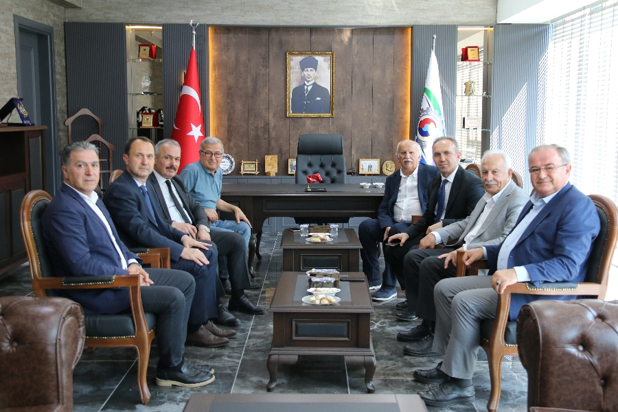 İçişleri, Çalışma ve Sosyal Güvenlik ile Gençlik ve Spordan Sorumlu Devlet Bakanlığı görevlerinde bulunmuş olan Sayın Murat Başesgioğlu, Karabük Ticaret ve Sanayi odasını ziyaret etti. Ziyaretde KTSO Yönetim Kurulu üyesi Murat Sönmez'de yer aldı.